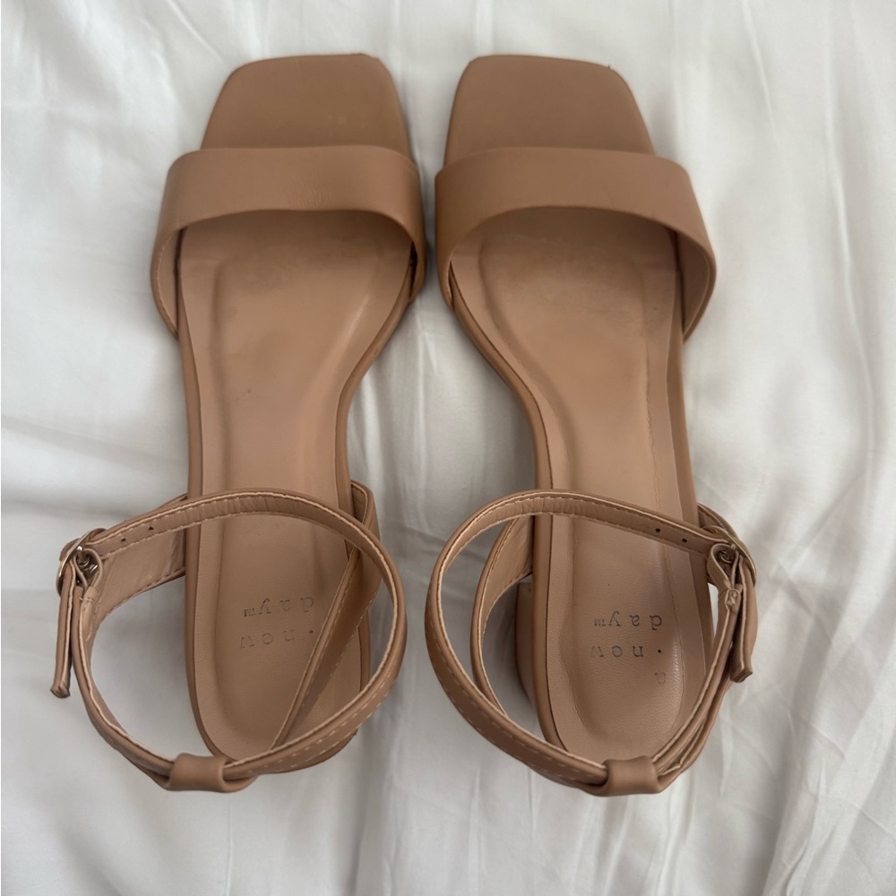 Chic Tan Sandals with Ankle Strap